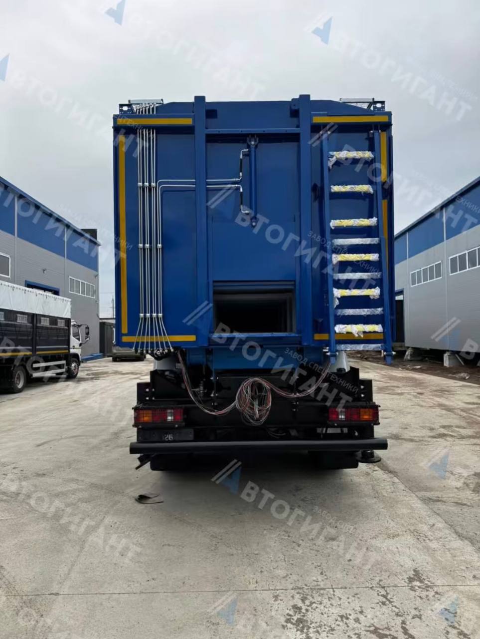 Автомобиль проппантовоз на шасси МАЗ 6526