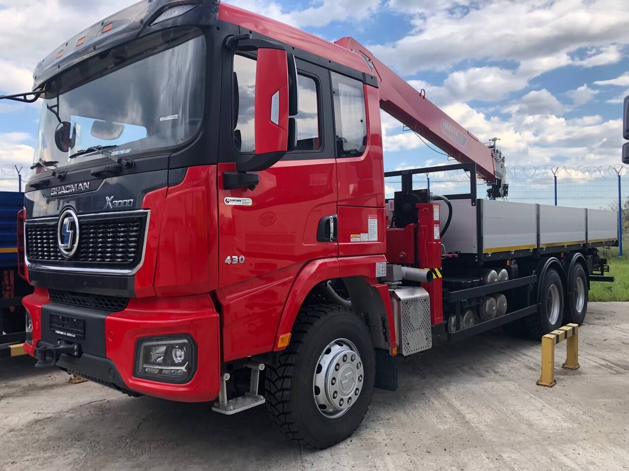 Бортовой автомобиль SHACMAN X3000 6х4 с КМУ Horyong HRS216